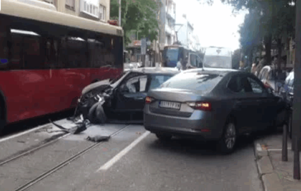 SUDAR AUTOBUSA I DVA AUTOMOBILA U KRUNSKOJ: Dvoje povređeno, saobraćaj u zastoju